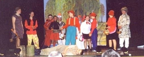 Kwiecień 2003 – Sztuka „Czerwone kapturki” – zajęła II miejsce w Powiatowym Przeglądzie Szkolnych Zespołów Teatralnych w Wieruszowie